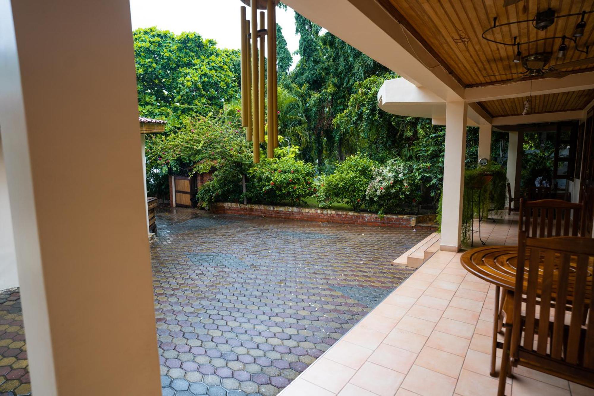 Esther'S Hotel Accra Exterior photo
